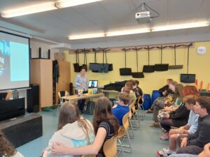 Read more about the article Autorin Irmgard Kramer zu Gast an der digiMS 2 Bad Goisern