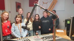 Read more about the article Schule macht Radio: Schauspielgruppe “live on air”