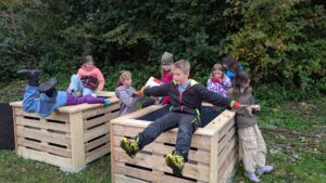Read more about the article Gemeinsam wachsen: Das Schulgartenprojekt der 1a Klasse